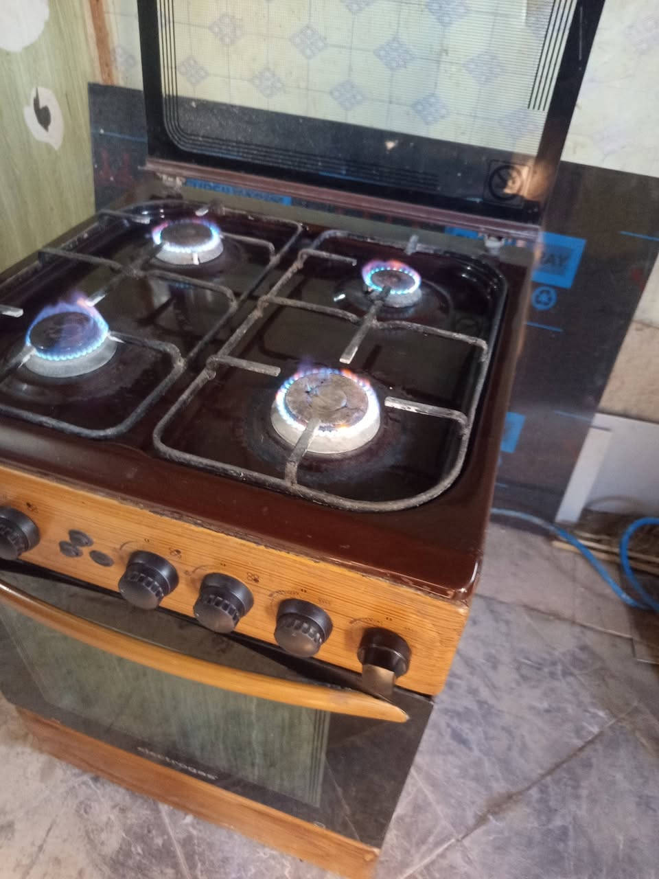 طباخ اربع عيون 
الفرن دكمتين سعر 70
توجد خدمة توصل بكرو
الشراي يراسل الصفحة أو يتصل *********** أو وتساب
