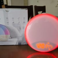 ساعة منضدية • مصباح ملون • شحن موبايل