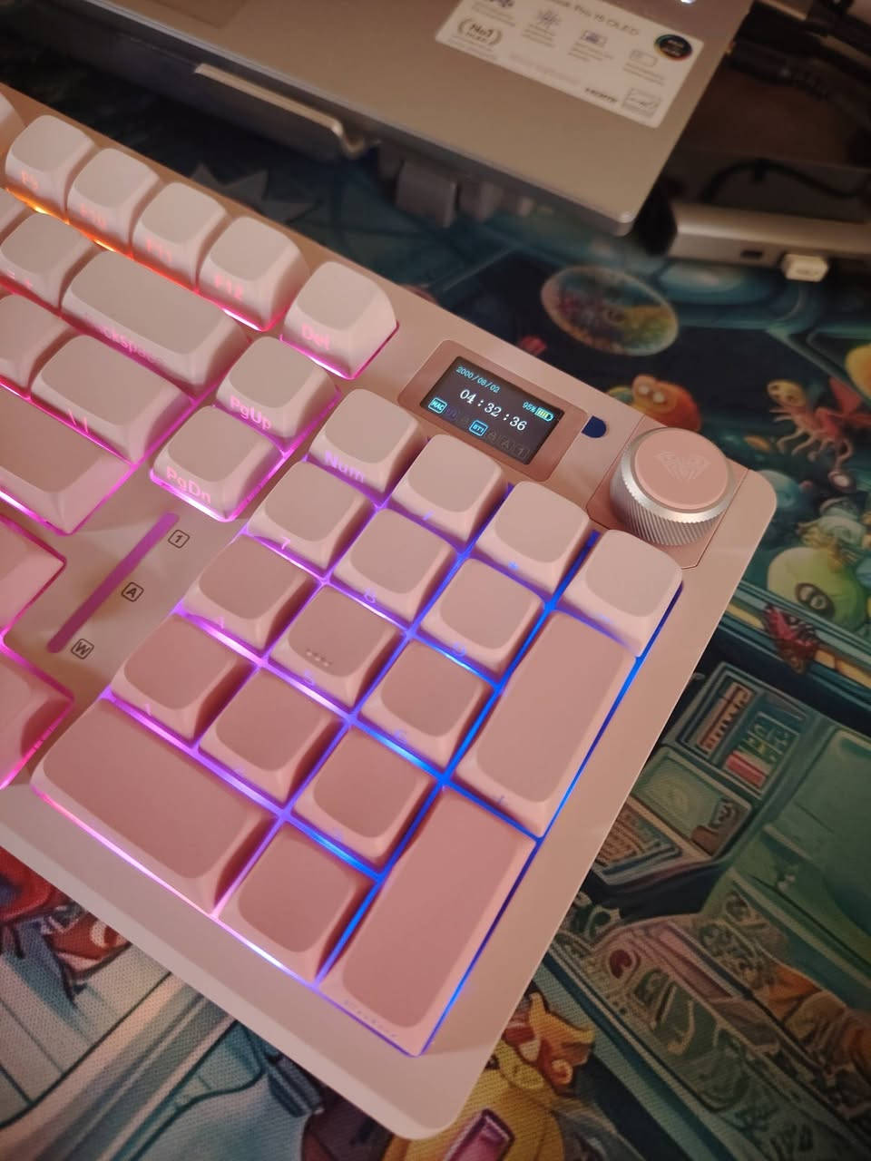 السلام عليكم
⌨️ AULA S98 Pro — Pink Edition 🌸🔥

كيبورد ميكانيكي احترافي 96% / 98 Keys، من أشهر كيبوردات الـCustom الجاهزة حاليًا.
جديد بالكامل، مفتوح بإيدي فقط وحتى لزكة الشاشة بعدها موجودة ✨

✅ Tri-Mode Connectivity
(Bluetooth 5.0 / 2.4G / Type-C)

✅ Gasket Mount حقيقي
✅ Hot-Swap Full Keys
✅ RGB احترافي
✅ شاشة LCD + Knob للتحكم
✅ PBT Keycaps
✅ بطارية 4000mAh
✅ يدعم Windows / Mac / Android / iOS

الكيبورد معروف بصوته الـCreamy والإحساس الفخم بالكتابة والجيمينگ.
ومناسب جدًا للـGaming والشغل والكتابة الطويلة.

📦 الكارتونة بيها تعب من التخزين والنقل، أما الكيبورد نفسه نظيف وجديد ومحافظ عليه وعلى غراضه.

💰 السعر: 80 ألف
🚚 ويا التوصيل يصير 85

🎨 اللون: وردي


**إذا كنت صاحب هذا الإعلان وتريد حذفه لأي سبب، رجاءا أرسل رسالة إلى الدعم الفني**