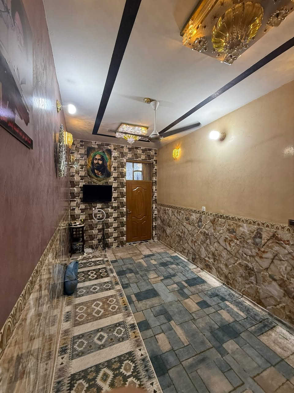 نصف قطعه للبيع موقع مدينه صدر قطاع 11 مساحه (27)متر قرب شارع الفلاح 
تحتوي على حمام خارجي وداخلي في طابق الاول واستقبال وممر دخول وحولي كبير مع مطبخ حار بارد بناء 2021 اثاث حديث وجديد طابق ثاني غرفتين وحده سويت مع ممر ثالث حولي وصطحين واجه 4 نزال 18
للتواصل رقمي وتساب ***********
