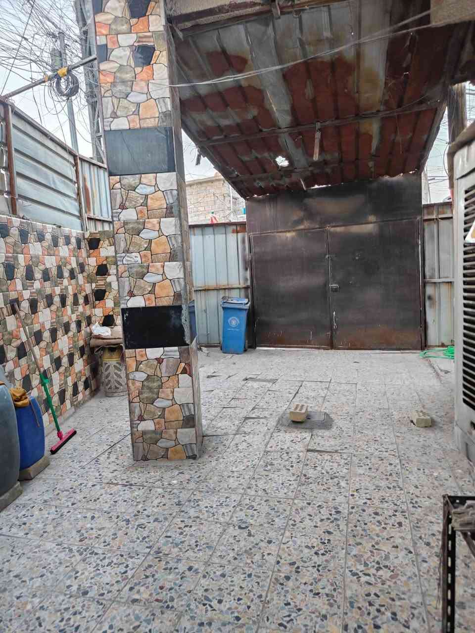 عقار 75 متر  طابو ملك صرف في بغداد الشعب الديوان شارع 40 قرب مدرسه العراق الجديد العقار موقعه ركن بصف الشارع العام يحتوي علا هول وغرفه وحولي وحمام داخلي وحمام خارجي الطابق الثاني يحتوي علا غرفتين وحمام للاستفسار أكثر الاتصال على الرقم ***********
