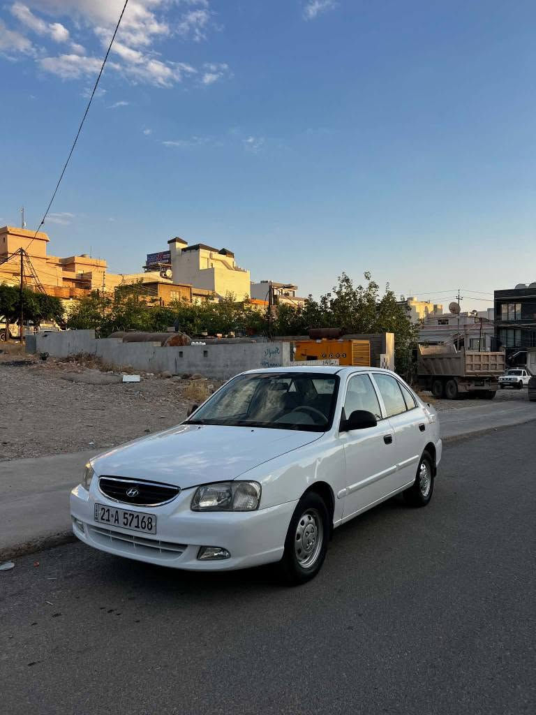 هۆندای فێرنا  2009 hyundai verna 
گێڕو مەکینە مەزبوتە  بە شەرت
تەبرید ساردو و گەرم ئیشەکات 
هەموو گیانی لەسەی دەقی شەریکە ماوە لۆک لۆکە 
تەنیا 220 هەزار ڕۆشتوە
دەعم و لێدرای نیە 
تەنها 3 پارچەو پەڵەیەکی بۆیاغە
ڕەسمی سۆنەرەکەشی دانراوە
سەنەوی و مۆدێرنی بە سەر نەچوە
شوێنی سەیارەکە سلێمانی
نرخی 68گەڵاو مەجالێ کەمە  
ژمارەی خاوەنی *********** السليمانية, العراق

