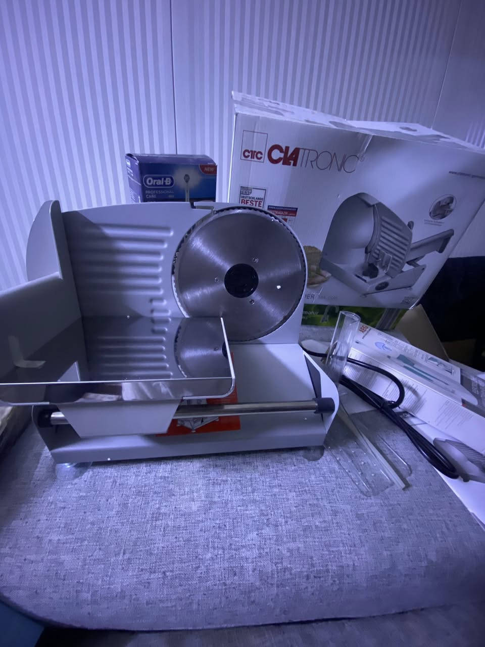 هذه الآلة هي قطاعة طعام متعددة الاستعمالات من نوع Clatronic MA 3585.
الشفرة: مصنوعة من الفولاذ المقاوم للصدأ (ستانلس ستيل).
الاستخدام: مناسبة لتقطيع الخبز، اللحوم، والجبن بدقة.
الميزة: تتميز بتصميم مدمج وسهل الاستخدام داخل المنزل.
الأمان: تأتي مع مفتاح أمان لضمان سلامة الاستخدا
السعر ٥٠٠٠٠ للاتصال
***********
