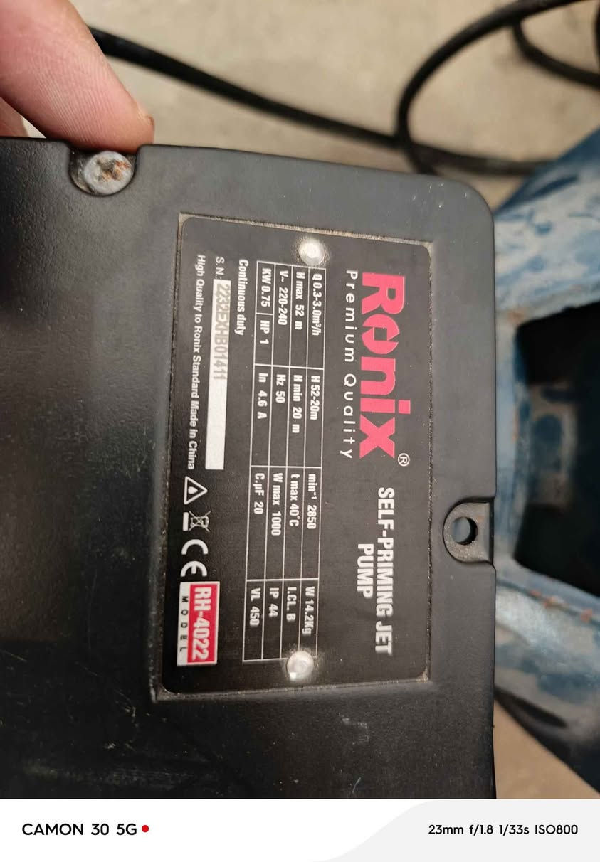 هذه لوحة بيانات مضخة مياه من نوع "جيت" (Jet) ذاتية التحضير من علامة Ronix التجارية، طراز RH-4022.
الطاقة والقدرة: تعمل بقدرة 1 حصان (0.75 كيلوواط) وتستهلك بحد أقصى 1000 واط.
الأداء: معدل تدفق يتراوح بين 0.3 و 3.0 متر مكعب في الساعة، مع أقصى ارتفاع للرفع يبلغ 52 متراً.
الكهرباء: تعمل بجهد 220-240 فولت وتردد 50 هرتز.
المواصفات الفنية: سرعة دوران 2850 دورة في الدقيقة، وتصنيف حماية IP44. الفلوجة, الأنبار


**إذا كنت صاحب هذا الإعلان وتريد حذفه لأي سبب، رجاءا أرسل رسالة إلى الدعم الفني**