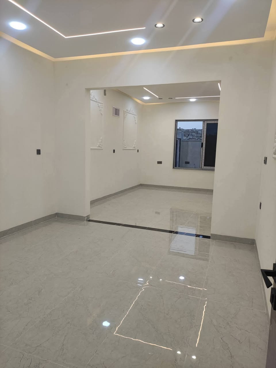 الدار لبيع في حي الملايين الوله قرب جامع الصواف المساحة ١٥٠متر واجهه ٧ ونص طابقين غرف نوم عدد ٥ واستقبال ومطبخ وهول وصحيات لاستفسار الاتصال على الرقم *********** *********** *********** اومرجعت مكتب انوار الموصل للعقار
