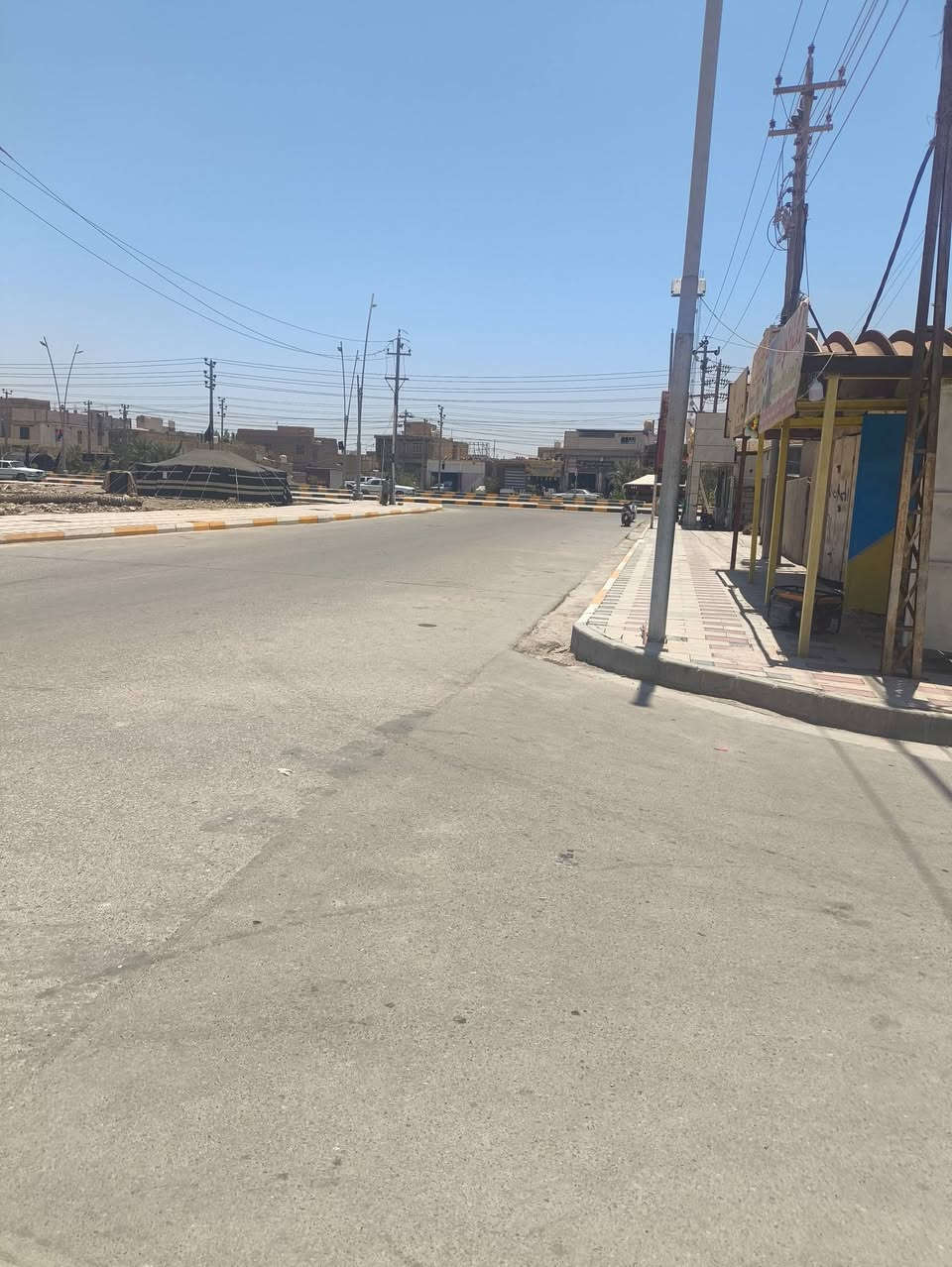 بيت للبيع طابو صرف المساحه 200متر طابقين الاول يتكون غرفتين وصالتين ودوانيه ومطبخ وصحياة والطابق الثاني غرفتين فقط السعر 130 وبيه مجال تلفون المكان حي العسكري شارع الاطفاء اول فرع ***********

