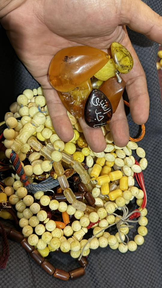 لسلام عليكم عندي بضاعه باله كويتيه عطور وسبح وخواتم وساعات الساعات بيهن ذهب أبيعهن كلهن جمله للتواصل *********** وتساب
