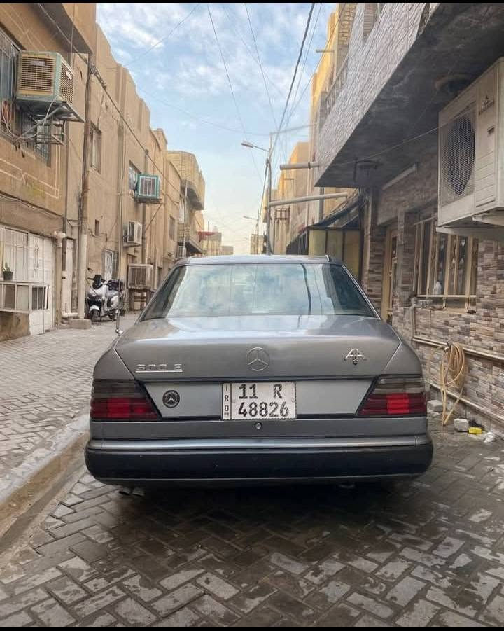 السلام عليكم
مرسيدس دب E300 للبيع

موديل 1988 

صبغ عام جمالية

محرك بلاد عنكبوت قبق اسود 

سلايد طگتين شغال 

رقم بغداد بأسمي تحويل ثاني يوم

سعرها 58وبيها مجال 

للإستفسار ***********
