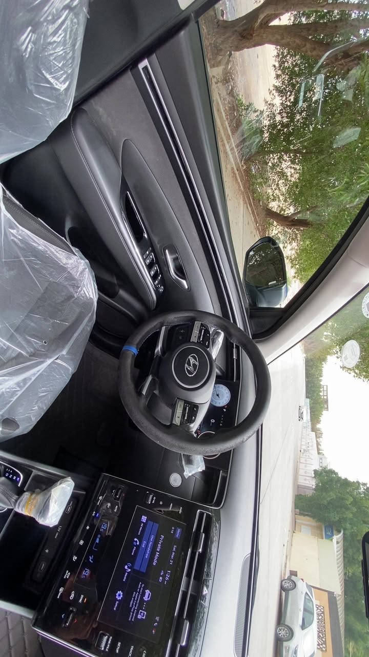 السلام عليكم ورحمة الله
هيونداي توكسان 2022 وارد أمريكي 🇺🇸
لون جويتي
ممشاها: 55,000 كم فقط
حادثه بنيد فقط بدون لا دواخل ولا لغود ولا شواصي ولا بدنه حادث خفيف جدا ورصعه بالجنطه

محرك 2.5 لتر تنفس طبيعي (4 سلندر)

قوة 187 حصان 💪

عزم 241 نيوتن.م

قير أوتوماتيك 8 سرعات (تقنية حديثة ناعم جداً)

نظام دفع أمامي (FWD)

نظام Drive Mode (اقتصادي / رياضي / عادي)

شاشة وسطية كبيرة لمس (8 إنج)

Apple CarPlay + Android Auto

بلوتوث + USB + AUX

شاشة معلومات عدادات رقمية

كاميرا خلفية 

نظام تشغيل بصمة + دخول ذكي (Smart Key)

تشغيل عن بعد (Remote Start)

مثبت سرعة (Cruise Control)

شاحن موبايل لاسلكي

نظام صوتي

نظام ثبات إلكتروني (ESC)

نظام مانع انزلاق (TCS)

نظام مانع انغلاق المكابح (ABS)

نظام توزيع قوة الفرامل (EBD)

نظام تحذير مغادرة المسار (Lane Assist)

نظام المحافظة على المسار

نظام تحذير الاصطدام الأمامي

فرامل طوارئ تلقائية

كشف النقطة العمياء (Blind Spot)

تبريد قطعتين

مقاعد قماش

تحكم كهربائي بالمقاعد

تدفئة مقاعد

تحكم ستيرن كامل (صوت + مكالمات + مثبت)

فتحة سقف 

إنارة LED أمامي وخلفي
سياره عليه عدسات اوزون ضمان سنتين حقيقي لايت قوي جدا 

Daytime Running 

نظيفة جداً ما تحتاج صرف

ممشى حقيقي 55,000 ألف كم

مكانه النجف 
رقم الهاتف: ***********
