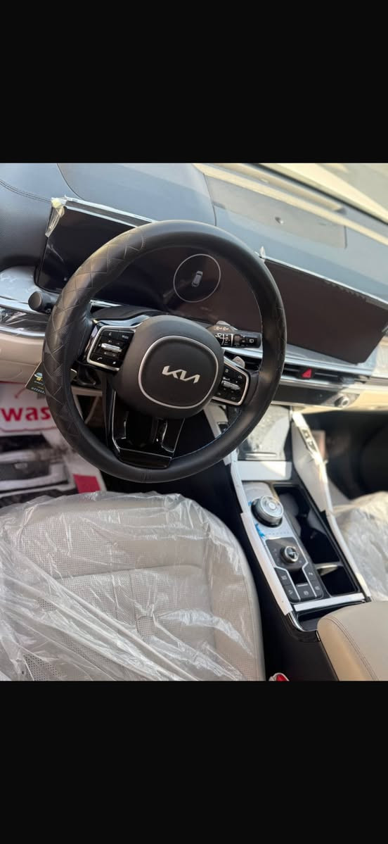 سورنتو موديل 24 خليجي فول واحد ع واحد ماشيه 15 الف كفاله بيه رصعه صغيره بل باب خلفي رقم صاحبه ***********
