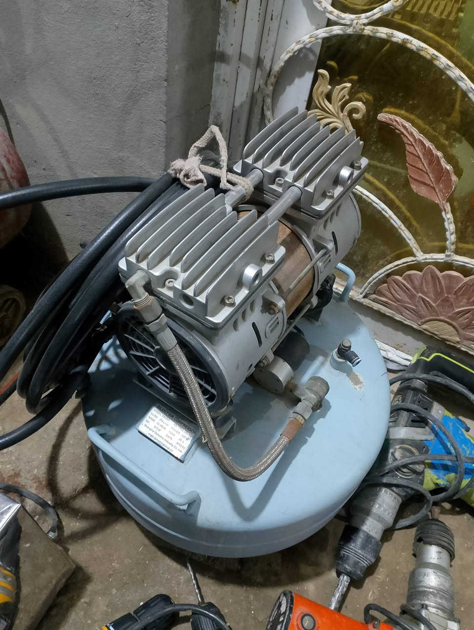 سلام عليكم غراض دريلات جك همر مكينه لحيم ماطور خشب انجيكو دريلات تكشير شغاله كلها نوعيه الصلي كمبريسرات ايطالي كلهن شغالات ومكفلولات كلمن وسعره اتصل وتدلل غراض بااااله
📞***********📞
