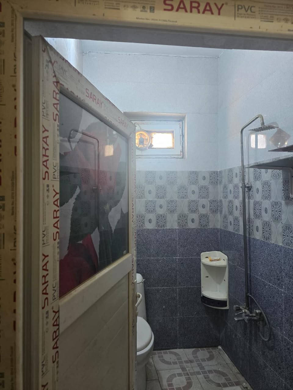 دار بناء حديث ( ركن)  للبيع 
حي العروبه الثانيه شارع مياه الروافد 
3 طوابق كونكريت مسلح 
_________________________
المساحه / 100 متر  ركن 
الواجهه / 10 متر
_________________________
الدار عباره عن دارين مفصولات 
محتويات الدار 
غرفه نوم/ صاله/ استقبال/ مطبخ/ مجموعتين صحيه/ منور / طارمه 

الطابق الثاني 
غرفه نوم/ صاله/ استقبال/ مطبخ / مجموعه صحيه 
الطابق الثالث
مخزن عدد 2 / بيتونه / سطح 
******************************
للأستفســار _ مراجعـــــة مكتـــب النخبه للعقار والمقاولات العامه الكائــن حي العروبه شارع المتحف مقابل ايسي كريم الإيطالي او الاتصال على الأرقام التاليه 
***********
***********
