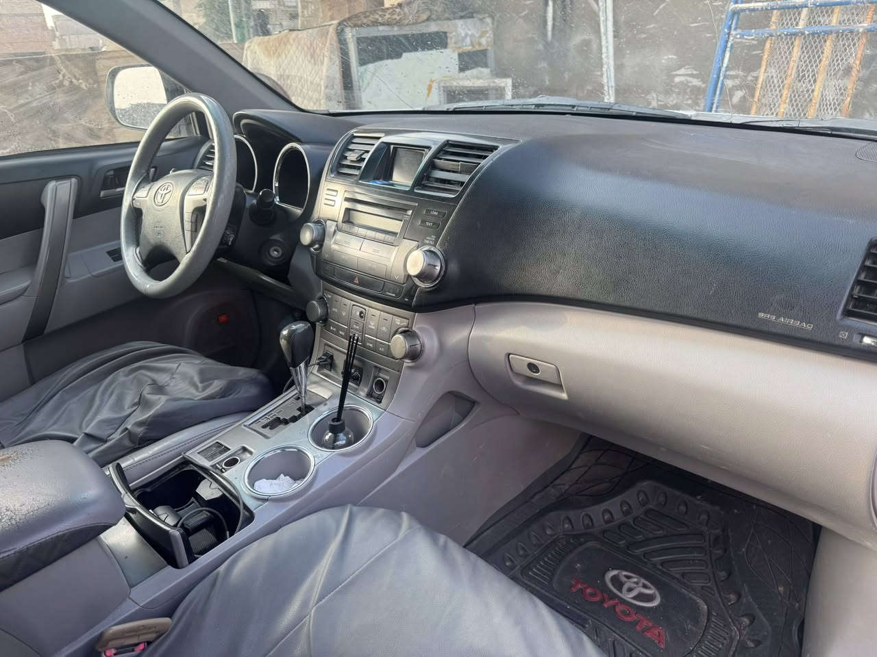 هايلندر للبيع مكاني الرمادي بيهة أربع قطع بدون دواخل السعر ١٣٧ بيهة مجال قليل موديل 9 سبورت فور ويل سيارة جاهزة مابيهة اي نقص ***********
