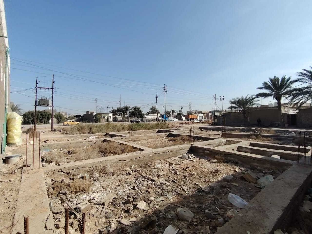 السلام عليكم قطعة عقد زراعي المساحة ٤٢٥ متر تجارية تبعد عن الشارع ١٥ متر عنوان البراكيه قريه العلويه ***********الااستفسار
