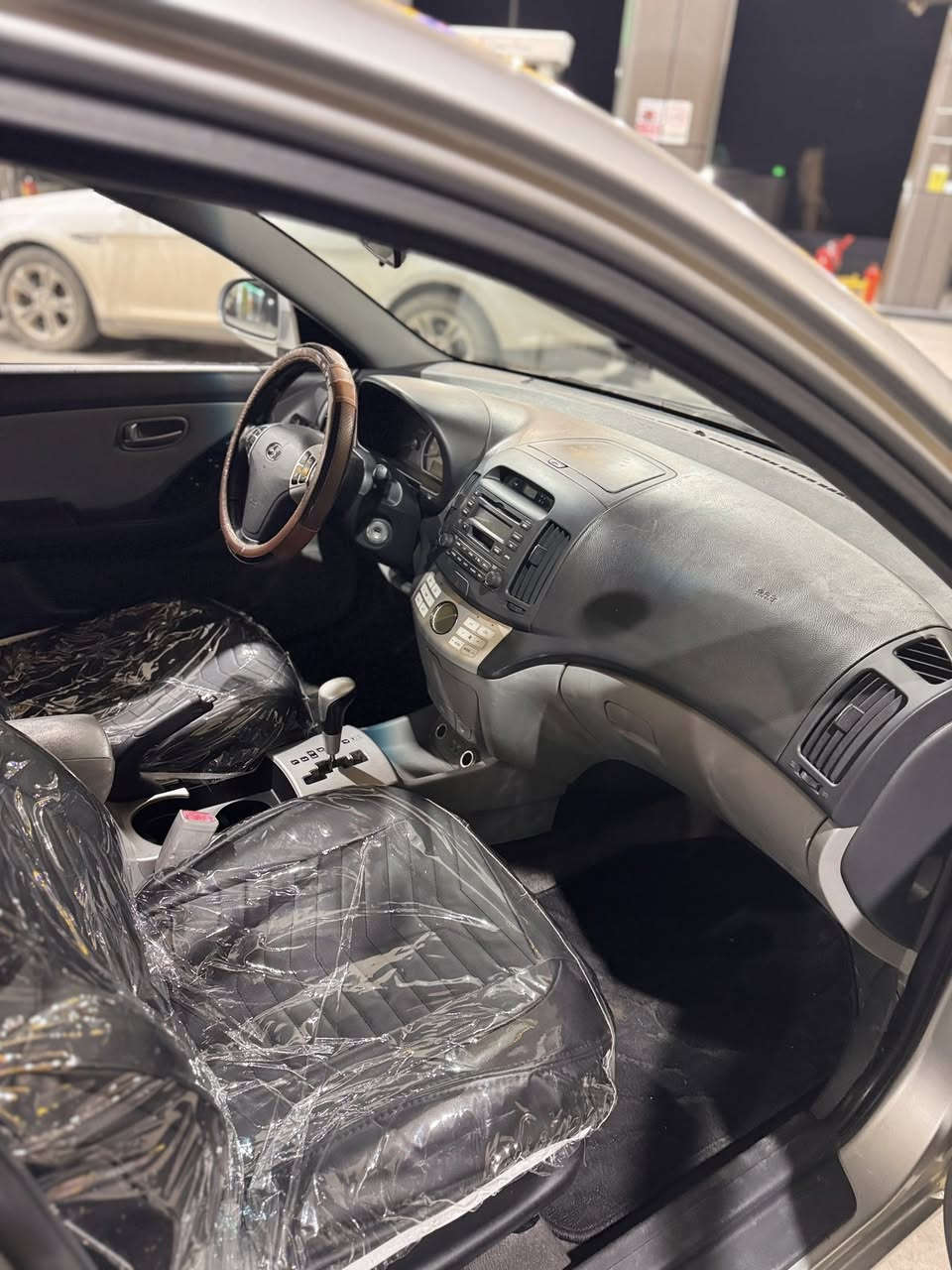 ئەڤانتی بۆ فرۆشتن 
2008
٢٥٠ مەسرفی بوو بۆم تێریتۆ
فوولل فولە
سڵاید 
مەکینە بچووکی دەکشن بەرز
هەموو شوێنێکی تازەیە
و مەسرف کراوە
لە کەلارم 

ئەگەر موشتەری نیت تەلەفوون مەکە لەگەل ڕێزدا…
0777 885 8481
