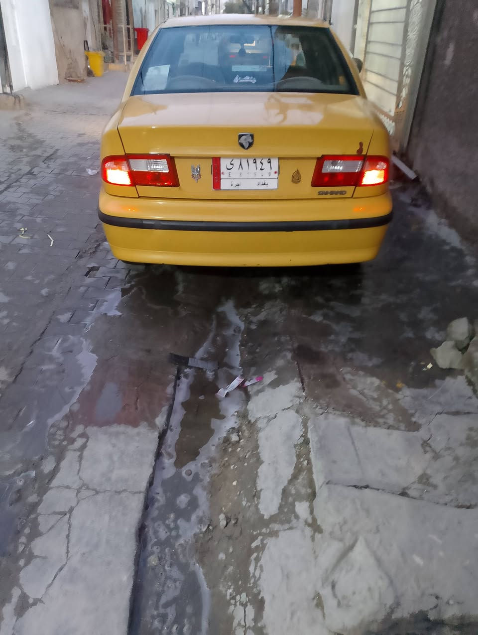 السلام عليكم سيارة موديل 2012 سيارة جديدة لاضربة ولاتبديل ولاصبغ سيارة عل وضع الشركة  مكينة وكير وصدر وتخم تاير وتبريد دوشمة كله جديد المكان بغداد جميلة اتصل عل رقم ***********
