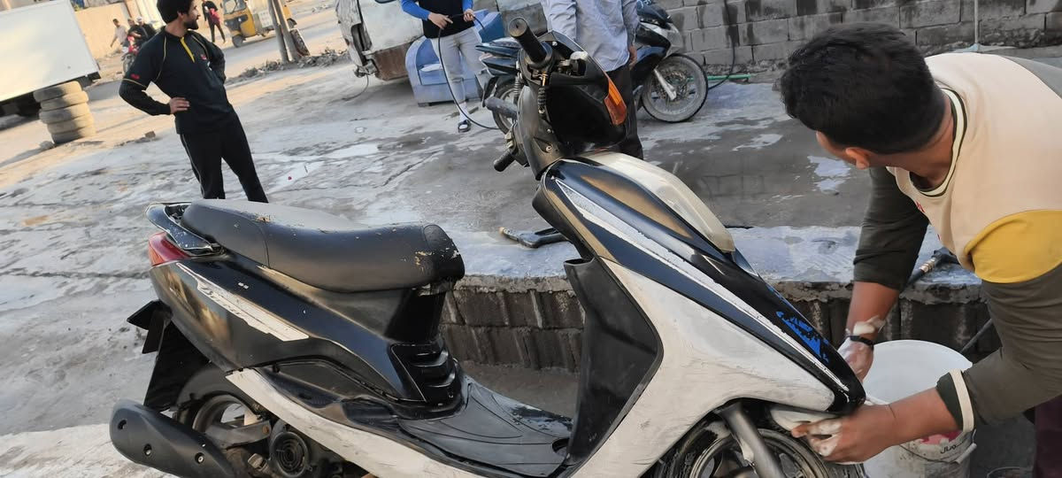 سلام عليكم دراجة بريز 140 نضيفة المكينة خير من اللة هندر واحد تشتغل مكاني بلديات عارضها 550وبيها مجال بسيط ***********
