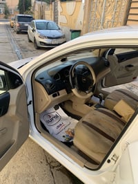 سيارة شيفروليه بيضاء نظيفة جداً ومجهزة بكاميرا خلفية لسهولة الركن والر...