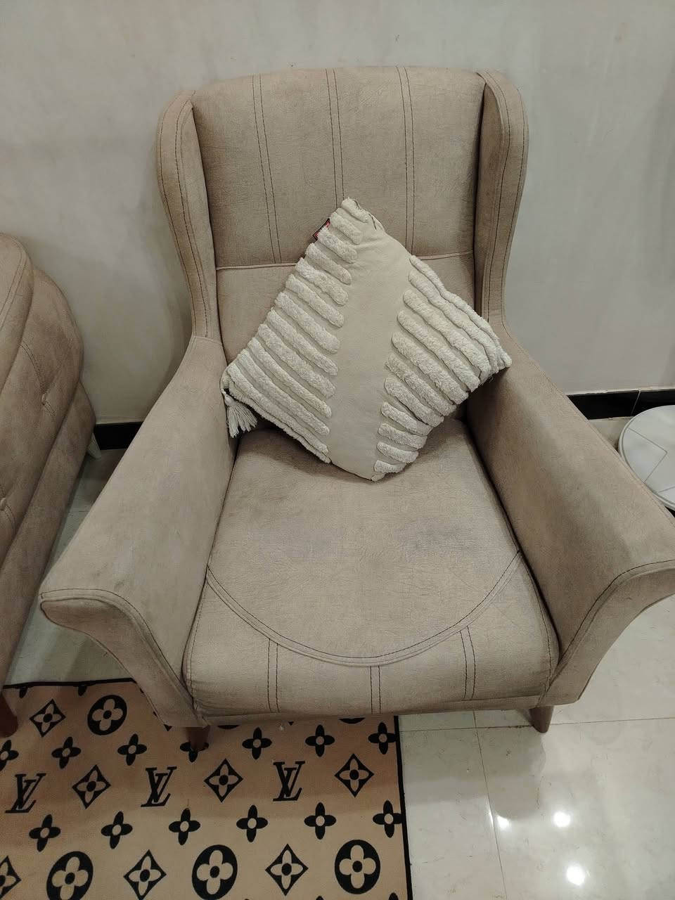 السلام عليكم تخم للبيع 5 قطع 3 قنفات و2 كراسي نضيف اي ضرر مابي السعر 450 وبي مجال قليل
*********** للاستفسار او مراسله الصفحه
