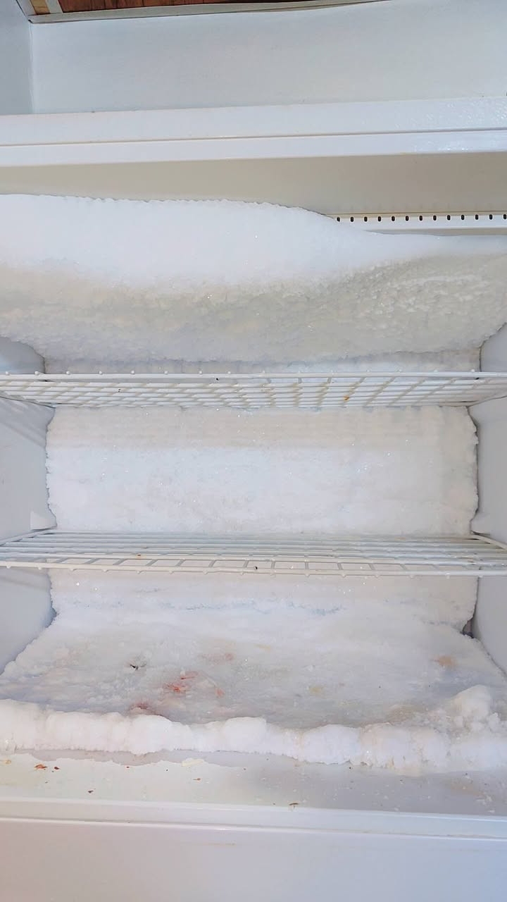 للبيع ثلاجه نظيف جدا كلو شرط حجم كبير سعر260 دهوك***********
