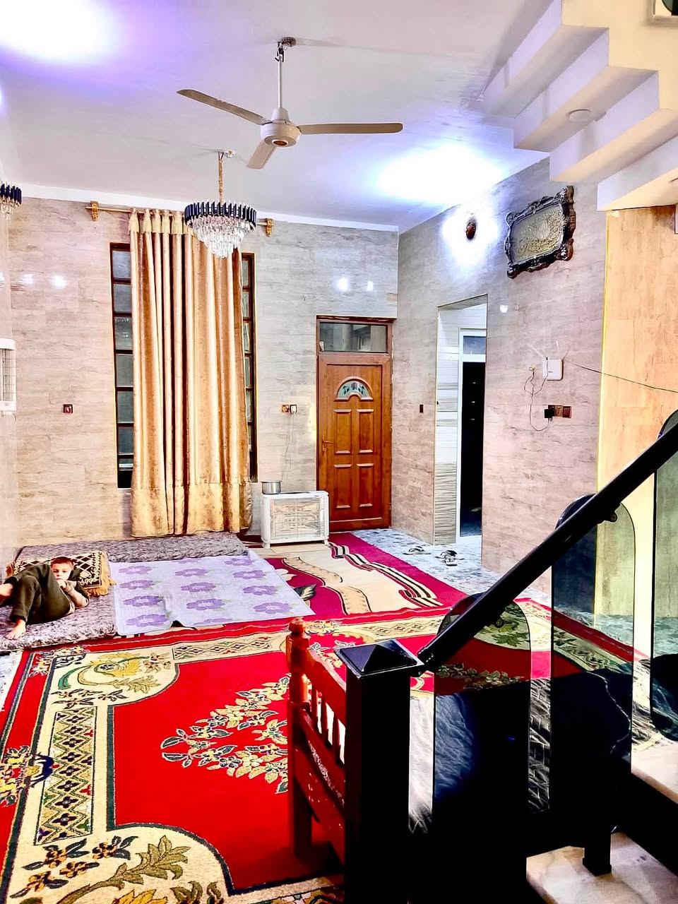 � للبيع أو المراوس

بيت مميز في حي النزال – خلف شايع، نافذ على شارع المنجزات

📐 مساحة الأرض: 230 م²
📏 الواجهة: 11 متر
📏 النزال: 21 متر
✅ ركن على شارعين (12 متر)
🏗️ سنة البناء: 2013

مكونات البيت:
▪️ 4 غرف نوم
▪️ صالة
▪️ غرفة استقبال
▪️ كراج
▪️ حديقة

✨ موقع مميز ومناسب للسكن، قريب من الخدمات وبمنطقة هادئة.

السعر 280 مليون وبي مجال التفاوض 
📞 للاستفسار أو حجز موعد للمعاينة:
***********
***********

📩 إذا عندك أي إعلان لعقار للبيع أو الإيجار أو المراوس، راسلنا عبر (DR) أو اتصل على الأرقام أعلاه.

إيهاب للتطوير العقاري – الفلوجة
