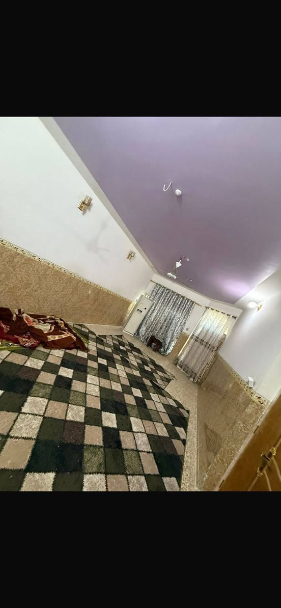 مساحه ٢٢٥ متر طابو زراعي سند ٢٥  بناء ٢٠١٠ بيت كامل صاله وغرفه وكليدور ومناور وصحيات داخليه وخارجيه ومطبخ بارد وخلف البيت مطبخ حار  وحديقه وكراج سياره وطابق ثاني غرفتين  عرض شارع ٧ متر يبعد عن شارع الكورنيش العام ٥٠ متر
خامس بيت عن الشارع قرب جسر بته 
للاستفسار اكثر اتصل على الرقم ***********
