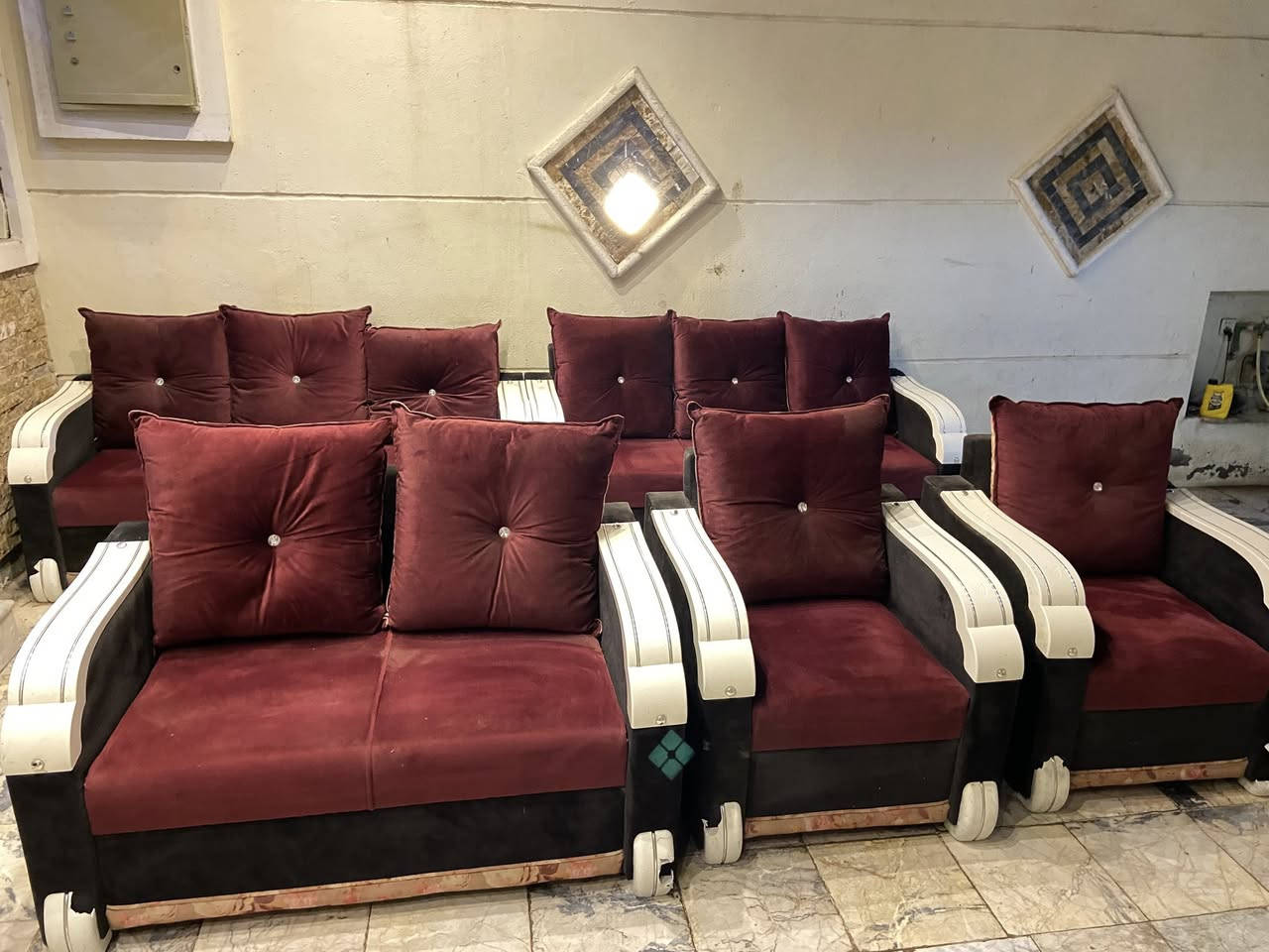 اترخص من مدير محترم تخم قنفات 10 مقاعد نضيف جدا اي ضرار مابيه يتكون من قنفه كبار 2+ قنفه وسط + 2 كراسي نضيف اي ضرار مابيه السعر 175  رقم هاتف *********** بغداد مكلفه بالنشر اتصال فقط السبب البيع انتقال ال مكان اصغر
