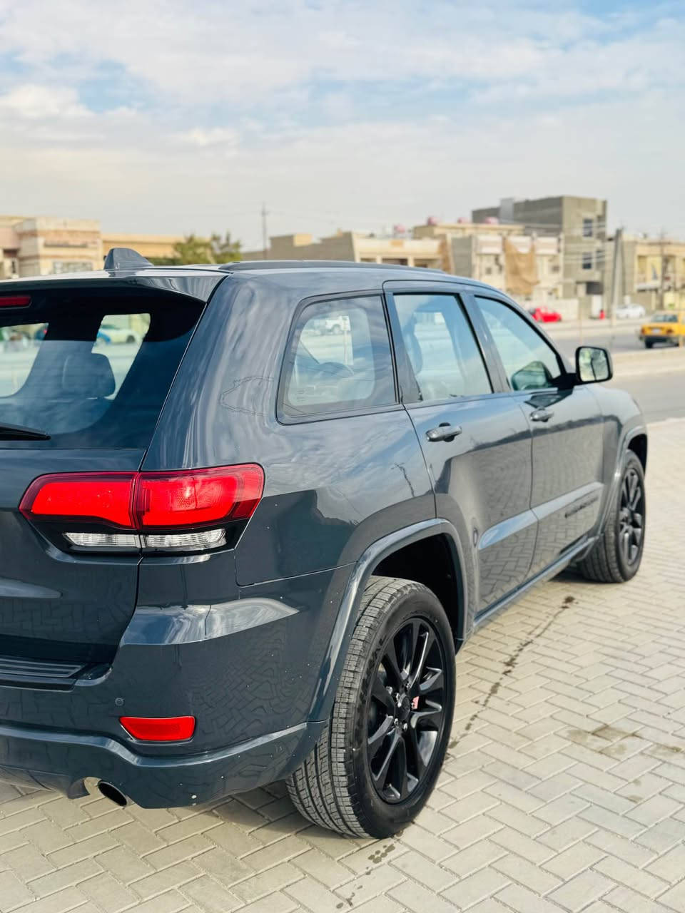 السلام عليكم
للبيع جيب لاردو فئة بلاك توب
موديل 2018 – وارد أمريكي
 • السيارة حادثة بنيد و جاملغ 
 •  الجاملغ الثاني ربع منه  صبغ
 • لون مميز
 • رقم سليمانية
 • بسمنة السيارة نظيفة جداً
 • ما بيها أي نقص

المواصفات:
 • كشنات جلد ومخمل
 • تدفئة بالكشنات
 • تدفئة بالستيرن
 • كشنات كهرباء
 • صندوك كهرباء
 • شاشة كبيرة مع CarPlay
 • وباقي مواصفات الجيب المعروف
       اي استفسار اتصل على الرقم 
       (***********) مكان السيارة بغداد 
        ( الكرخ ) بغداد, العراق
