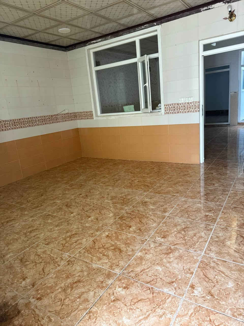 خانووی ١٠٠م یەک نهۆم و بەیتونە
مەلا ئۆمەر -کۆلانی سعید گاباری
نرخێکی زۆر گونجاو کە دوو دەفتەر و پەنجاو پێنج وەرەقەیە
مامەڵەی تێدایە

بيت 100 متر، طابق واحد وبايتونة
ملا ئومەر – زقاق سعيد گاباري
بسعر مناسب هواي، دفترین و55 ورقة
وقابل للتفاوض أربيل, العراق
