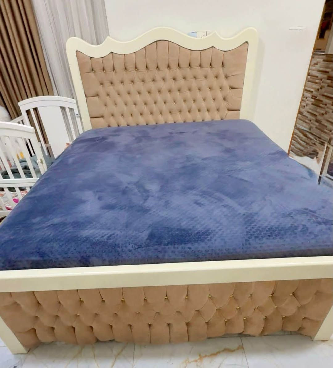 السلام عليكم،
غرفة نوم كاملة مستعملة بحالة ممتازة جداً ونظيفة، بتصميم كلاسيكي راقي باللون الأوف وايت (السكري) مع لمسات خشبية غامقة ومقابض كلاسيكية أنيقة
 الكونتور (الدولاب): تصميم مميز يدمج بين الأبواب والمرايا الزجاجية والجرارات لتقسيم ونظام ممتاز.
 السرير: سرير ملكي مع رأسية ومقدمة منجدة (كابيتونيه) باللون البيج/الكافيه الراقي.
 الميز تواليت (التسريحة): مرآة كبيرة وكابينات مع أدراج للتخزين ومقعد صغير.
 النظافة: الغرفة نظيفة جداً وبدون أي عيوب أو كسور.
 السعر: 3,000,000 مليون 
بغداد الشعب 

***********
