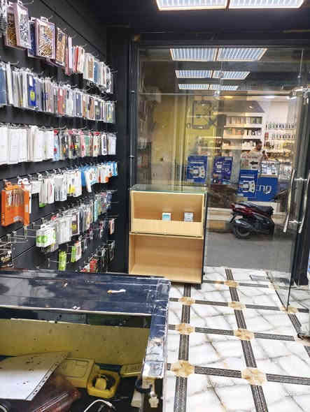 اعاده نشر بسبب وعود الكاذبه
مكتب للبيع يحتوي على ميز عدد(٢) باترينه( ١)
كراسي(٢) ديكور كامل  تريده غير موبايلات هم يصير تريده طباعه هم يصير موقع الرمادي شارع السينما فرع الاول يسار مقابيل مكتبه بغداد القرطاسيه 
ملاحظه بدون الكسورات مو وياهن 
للتواصل ***********
