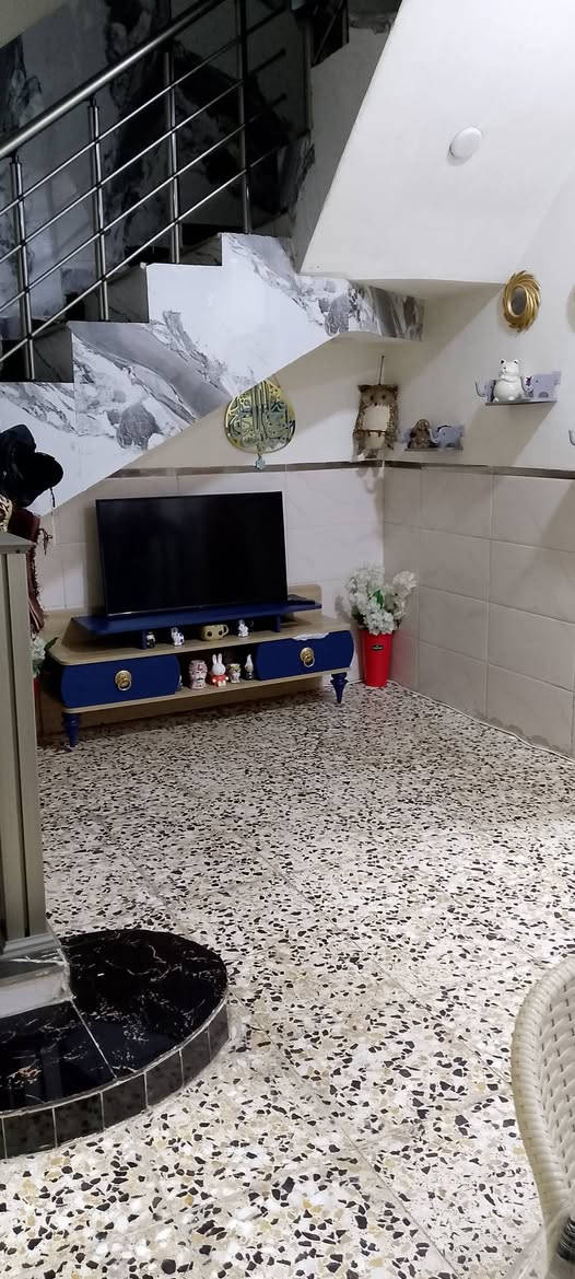 بيت للبيع مستعجل
مساحه ١٠٠ متر طابقين زراعي
سند ٢٥ مكاتبه واقرار من صاحب البيت 
البيت يحتوي على طابقين 
الطابق الاول طرمه وتواليت خارجي وصاله وغرفه ثانيه مثبت بالصور وحولي ومطبخ ومنور وحمام الطابق الثاني ٣ غرف وحولي صغير وحمام  وبيتونه وسطحين صور للطابق الاول 
العنوان البعيثه مجمع الحليم رقم التلفون ***********
