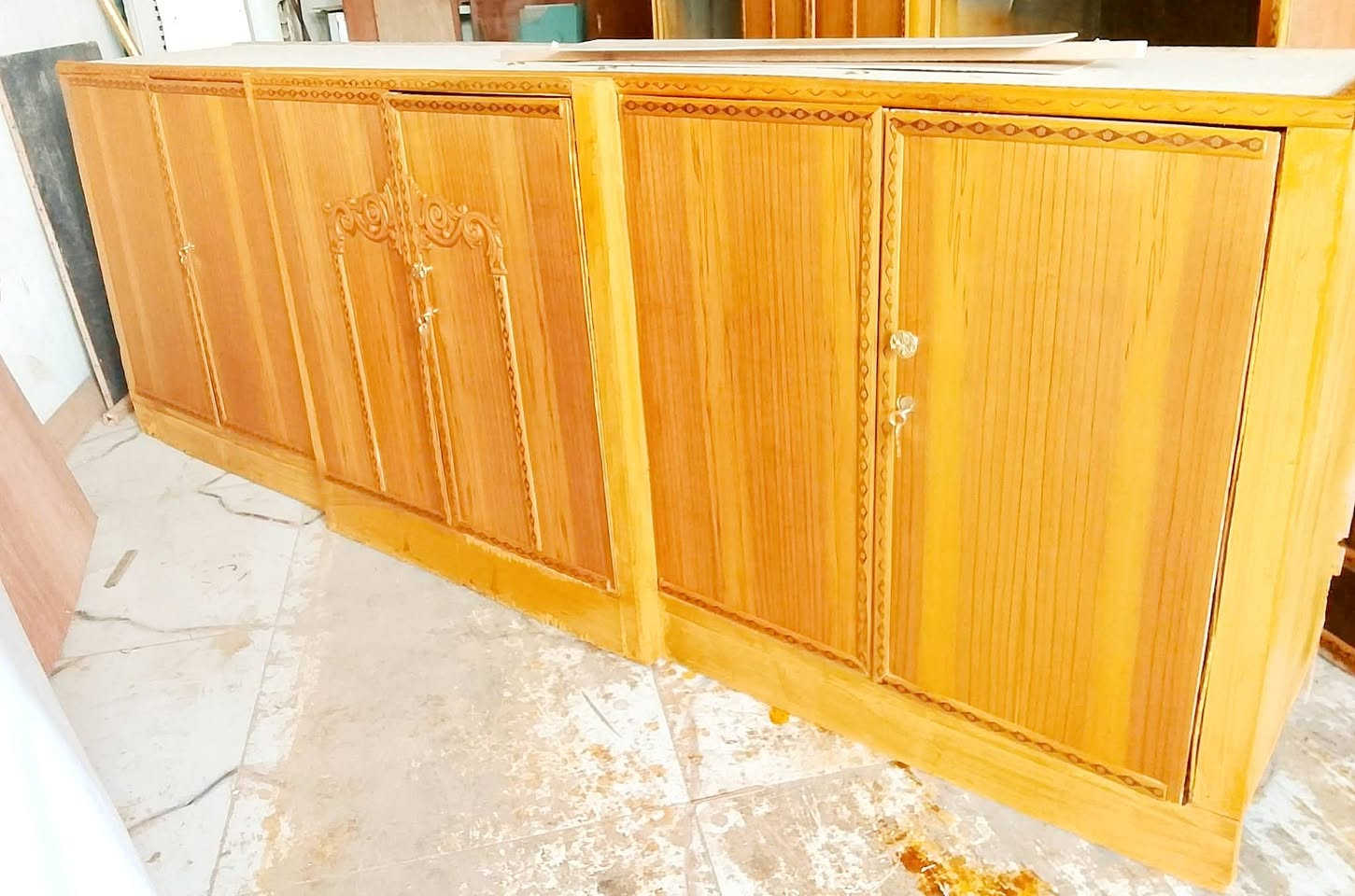 بوفيه نضد مستعمله مترين ونص تسكام للبيع مكاني الشوملي ويوجد خدمة توصيل ***********
