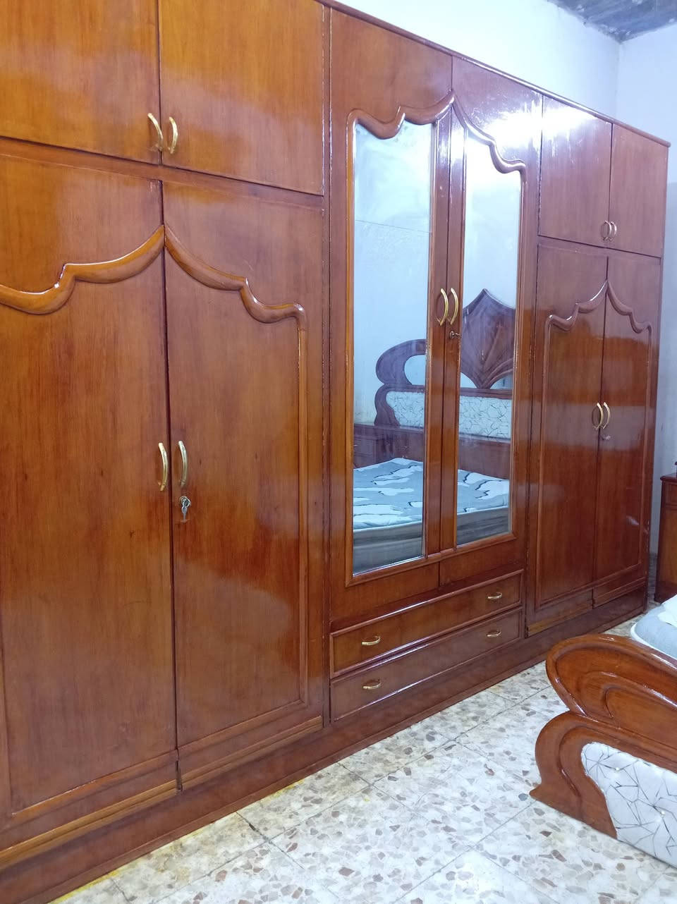 مكلف بلنشر غرفه تسكام نجاره صاج داخل وخارج ظهر جرجوبه 850 وبيه مجال مكانه حله للإستفسار الاتصال بلرقم ***********
