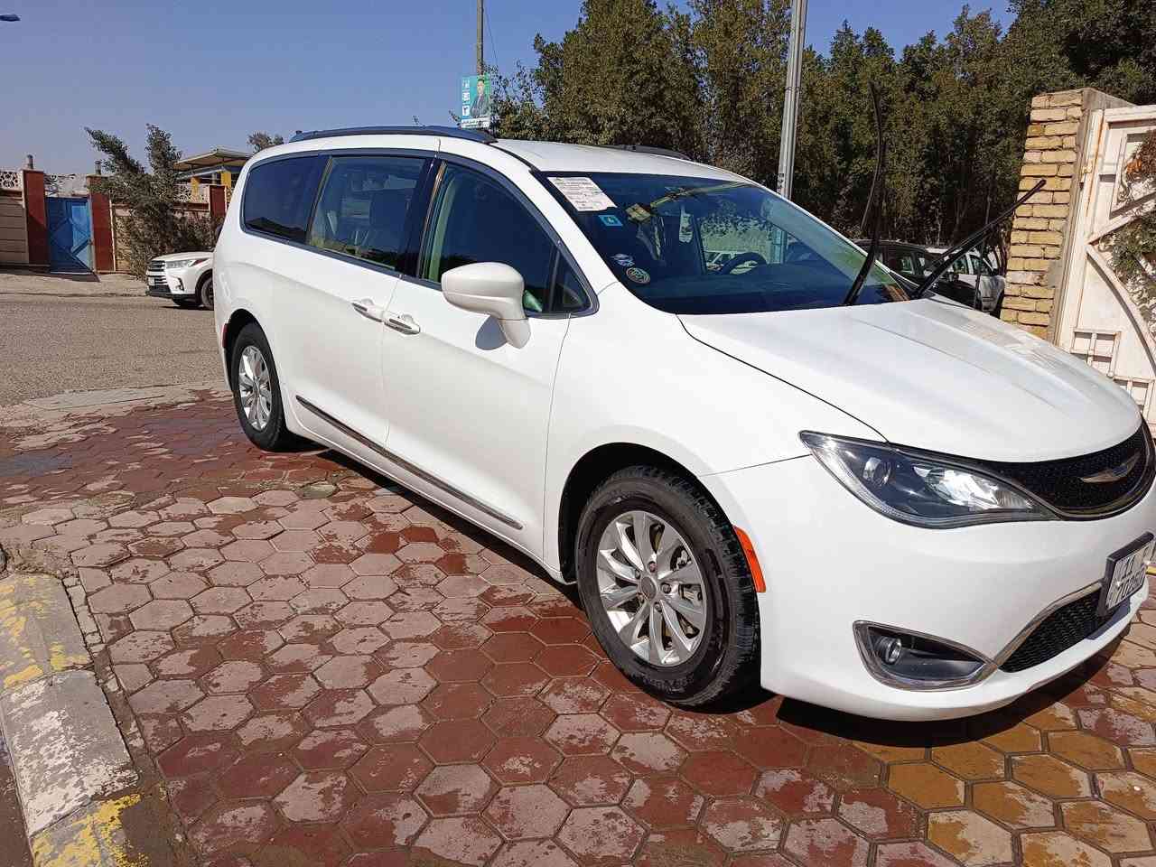 كرايسلر باسفيكاا 2020 بدون حادث
تقرير غرق السيارة بلادية كير محرك كهربائيات كلها شغالة 
محرك 6 سلندر 3600 كير 9 
كشنات جلد تدفئة كشن وستيرن 
بيبان كهرباء جنطة كهرباء 
ماشية 143 كيلو 
السعر 200 بيها مجال بسيط
***********
