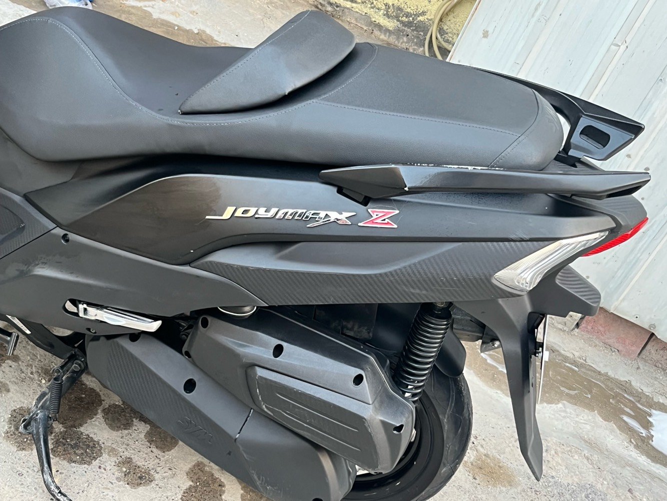 دراجة سيام  Sym Joymax Z
موصفات الدراجة👇
رقم بغداد مميز 41200
اللون اسود طافي (Mat)
فايبر كاربون 
ماشية 7000
محرك 300cc
صندوق كبير وجك هيدروليك 
بريك امامي وخلفي Aps
لايت زنون ابيض عالي ناصي 
استاند حساس
مانع انزلاق 
مكفولة كفالة عامة محرك وكفرات واشاير ودبل اشارة 
العنوان:-بغداد-الطوبجي-حي السلام