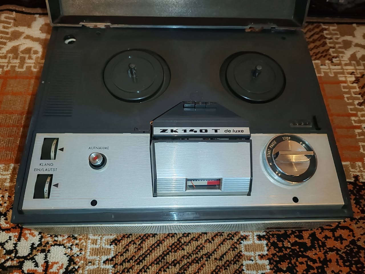 السلام عليكم أخواني جهاز  UNITRA .ZAK...de luxe  بولندي موديل 1967 جهاز نظيف وشغال جهاز بكرات قديمه شرط الشغل  ونظيف وزن ثقيل جدا


**إذا كنت صاحب هذا الإعلان وتريد حذفه لأي سبب، رجاءا أرسل رسالة إلى الدعم الفني**