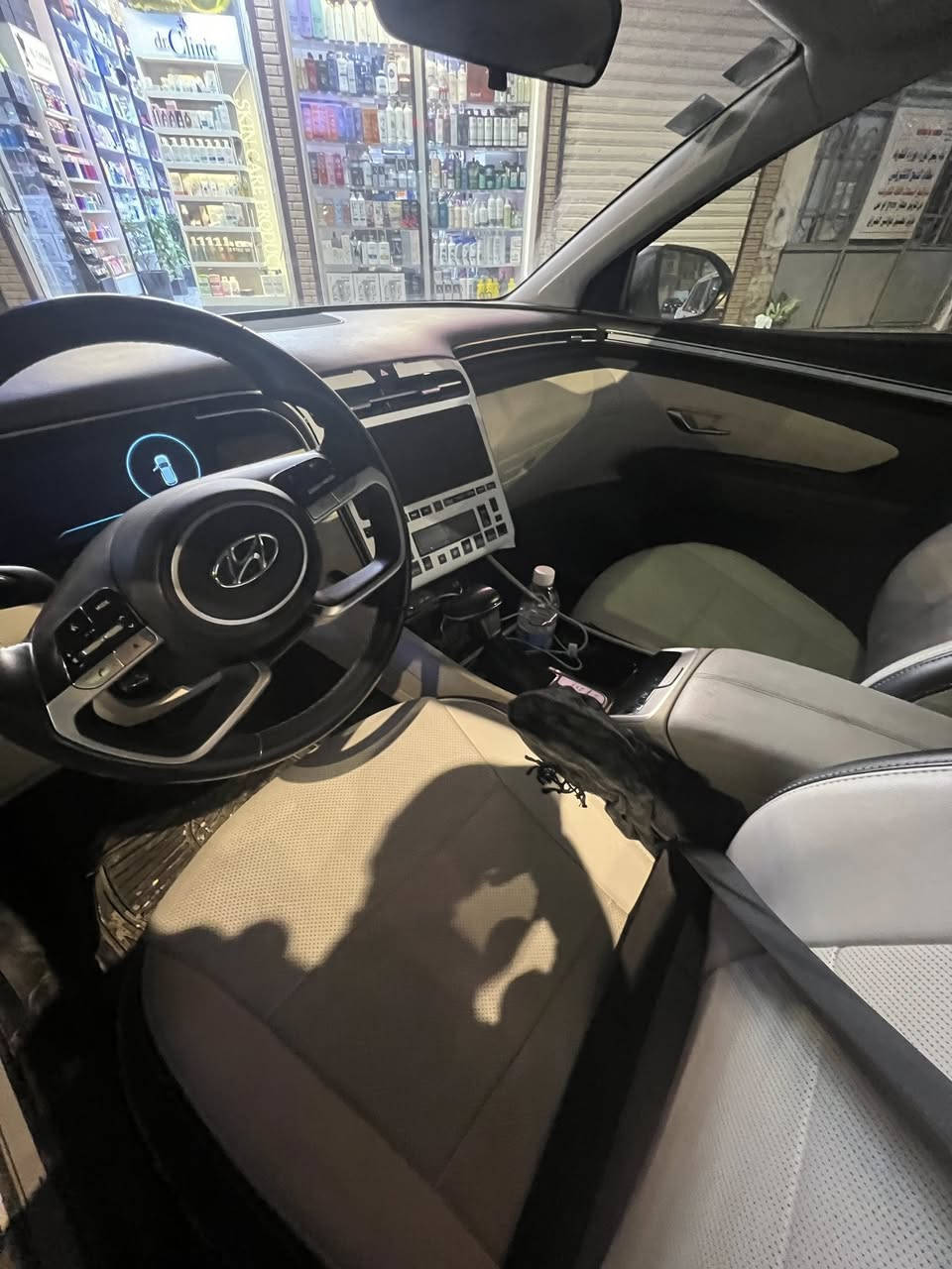 السلام عليكم
توكسان خليجي مديل 24 فول للاخير 
ماشيه 27 
داخل ابيض 
بنراما 
مكفوله من الصبغ ولتبديل 
السعر 22500 
مكاني الاعظميه 
للاستفسار ***********
