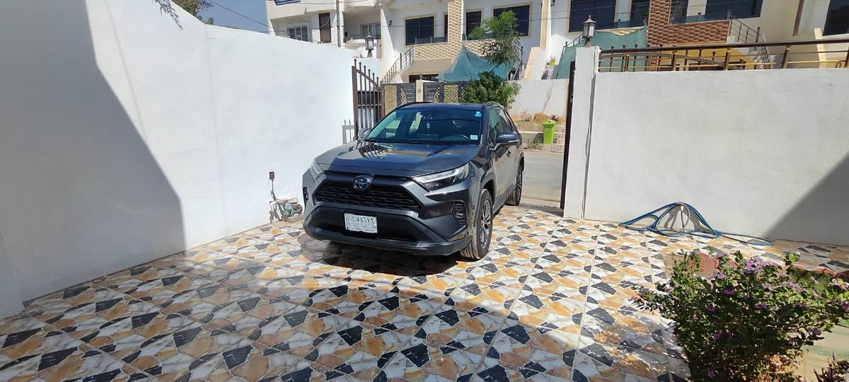 السلام عليكم ورحمه الله وبركاته 
السعر 250 وبي مجال 
راف فور 2022 هايبرد وارد امريكي Xle بريميوم ماشيه 46 الف 
السياره بأسمي وتحويل مباشر + بطاقة بنزين 
الضرر  جاملغ جهة السايق ضرر سطحي خفيف بدون دواخل وبدون ايرباك ، حافة باب السايق تعديل وكارت بمقدار اصبعين وشخط باب خلف السايق باقي كما هو  ومبين بالصور و صور الحادث موجود 
المواصفات معروفه و واضحه
فتحه سلايت 
رادار امامي وجانبي و حساسات كل الجهات 
اوتو بريك ، النقطه العمياء ، تحديد مسار 
لايت خمس عدسات و ال اي دي 
بگلايت ال اي دي ، اشاير بالمرايات
كشاف ضباب ( بلاجكتور ) 
كشنات جلد + تدفئة الكشنات و الستيرن + كشن كهرباء + ميموري خزن حركة الكشن 
ثلاث انظمة قياده تحكم ماوس ( نورمال ، ايكو ، سبورت )
هاند بريك بصمه + اوتو هولد + ايفي مود 
شاشه كبيره لمس وتحكمات تبريد وتدفئه وصوتيات وتحكمات الستيرن وتحديد السرعه والتحكم بالنظام وازرار التحكم بتدفئة المقاعد والمقود 
فرشات ارضيه بلاديه 
صندوق شفط كهربائي 
نظام التشغيل بصمه ، ابواب بصمه
تايرات جديده 
ويل كروم مميز وحلو حتى السبير ويل كروم 
مواصفات Xle برميوم معروف فول  و واضح بالصور 
السياره نظيفه وجديده وبدون عيوب او نقوصات تاخذ السياره وتفحص وين ميعجبك داخلي وخارجي وكير ومحرك ونظام الهايبرد وكهربائيات كله شرط 
مكان السياره كركوك 
***********
250 وبي مجال 
التواصل من خلال الاتصال برقمي او واتساب او مسنجر
