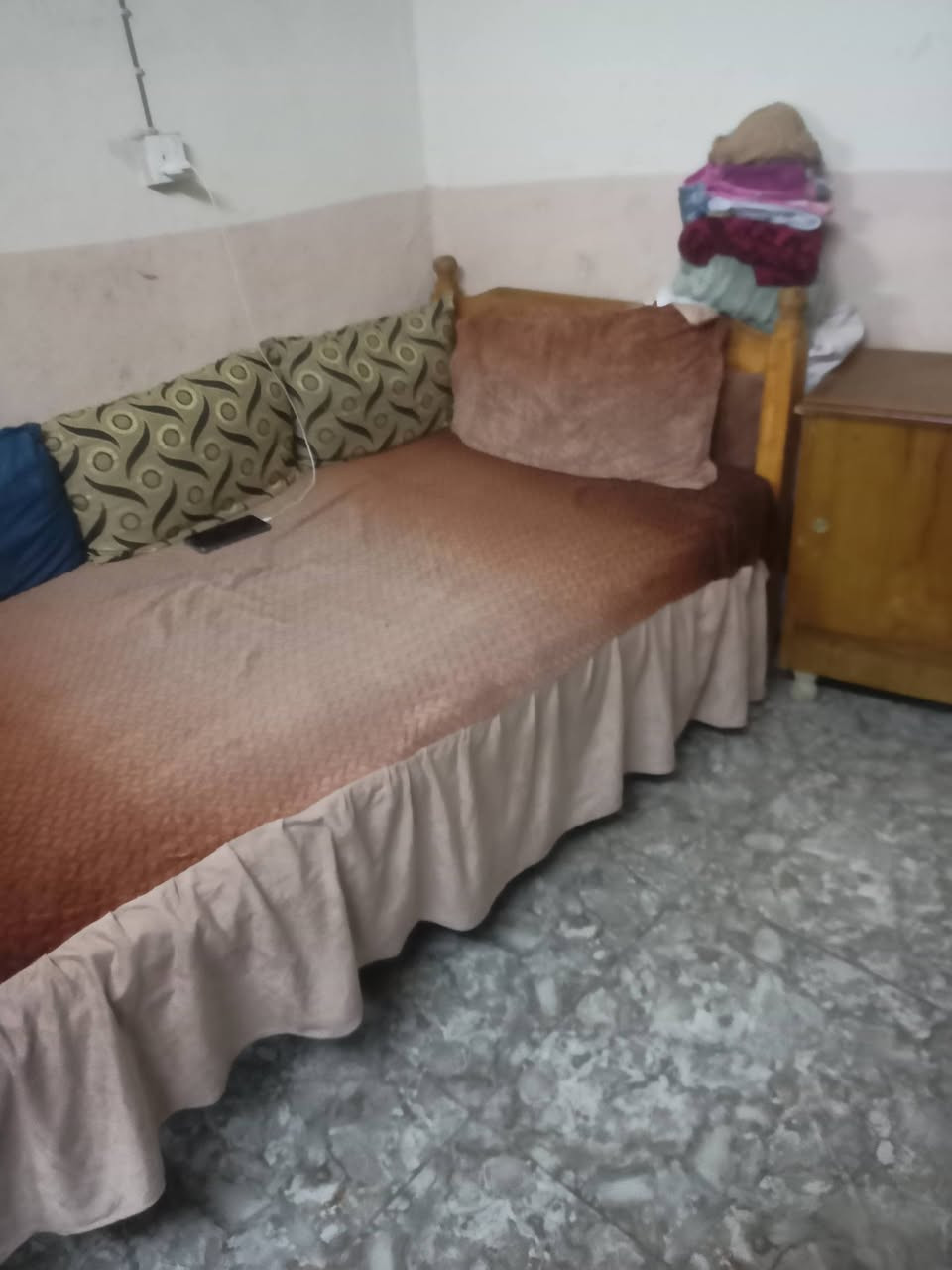 السلام عليكم تخت كلش نظيف للبيع السعر 85 وبي مجال شيء قليل للطيبين حجمه كبير وزينهاو رقمي بي واتساب او على الرقم***********
