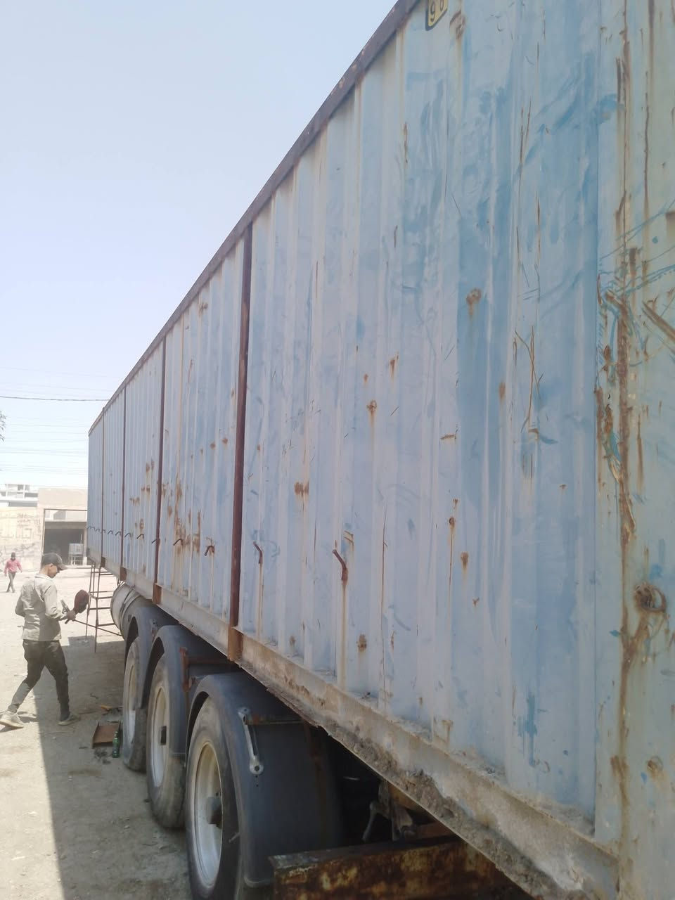 عربات حاويه للايجار الطول 12 متر تايرات ربع عمر ايجار موسم ***********
*********** 
مكان حاويه موصل جانب الأيسر
