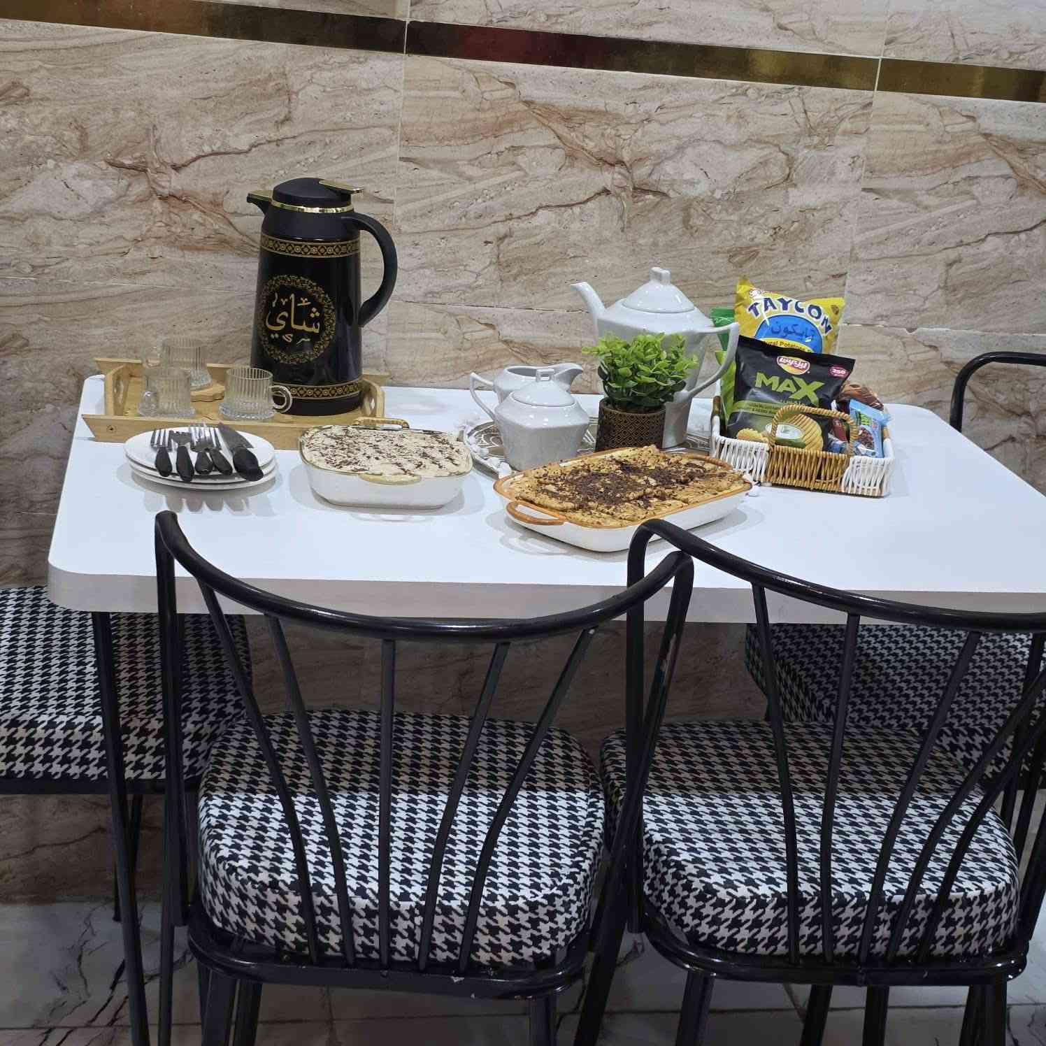 ميز طعام ابيض وكراسي حديد 
سعره بكل البيجات ١٥٠
عدنا مستعمل نظيف مستخدم قليل 
ب١٠٠ 
تريدها وشراي تواصل وياي بالخاص


**إذا كنت صاحب هذا الإعلان وتريد حذفه لأي سبب، رجاءا أرسل رسالة إلى الدعم الفني**