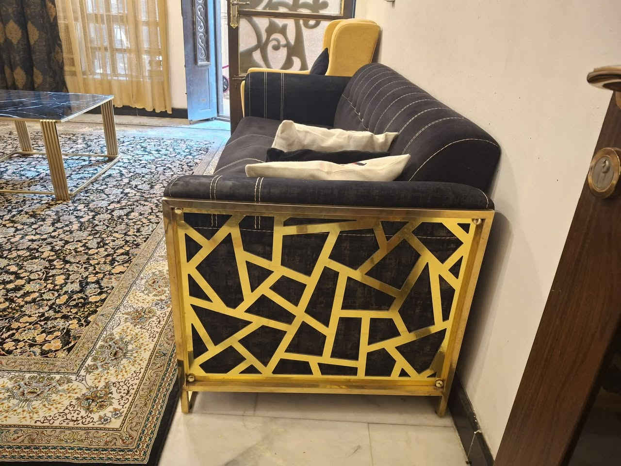 للبيع تخم قنفات ٧ نفرات + طبله وسطيه و ممكن تصير ميز تلفزيون + سيت طبلات وسطيه متينه بسعر ٤٠٠ قفل مستعجل على البيع .
***********
