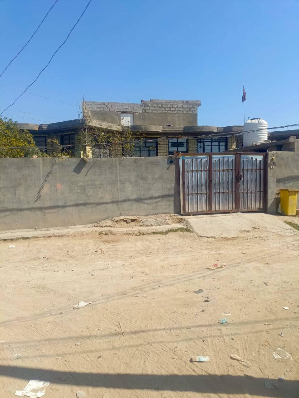 السلام عليكم
دار للبيع مساحته 300 /حي الشرطه/ شارع ابو ملاك (بدر الشرطي )بناء طابوك درجه اولئ بناء جديد   يتكون من  استقبال  -هول -مطبخ  -صاله -غرفتين صحيات داخليه وخارجيه +حديقه جبيره للأستفسار اتصل ع الرقم 
***********
***********
