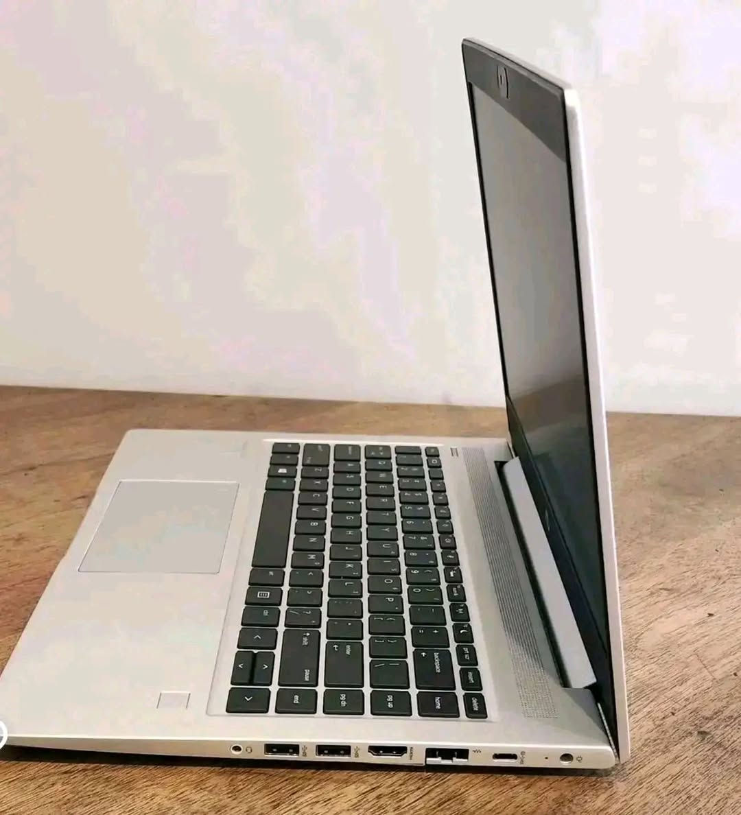 لابتوب hp probook   الجيل الثامن للبيع 
الحاسبه سوبر سلم  
المعالج core i5 الجيل الثامن
رام 8 كيكا DDR4
هارد 256 كيكا SSD
كرت الشاشه Intel Uhd 630 حجم 4 كيكا
الشاشه حجم 15.6 انج ضد التوهج دقة FHD1980x1080 
باتري ليثيوم 6 خلايا  شحن سريع 65 واط والباطرية ممتازة
كيبورد ضوئي ليزري
بصمة اصبع نضام حمايه 
كامره دقة hd
 منفذ تايب سي و رام  وhdmi وباقي المنافذ   الحاسبه كلش نضيفه وحلوه
السعر 325 الف


**إذا كنت صاحب هذا الإعلان وتريد حذفه لأي سبب، رجاءا أرسل رسالة إلى الدعم الفني**
