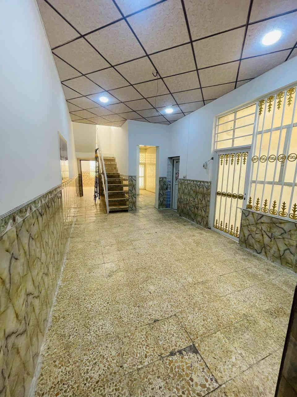 السلام عليكم 
بيت 100 متر صب كونكريت طابق واحد 
غرفه وصاله ومطبخ واستقبال وصحيات داخليه وخارجيه وطارمه السعر 110 
رقم العقار 79 حي ميسان للاستفسار الأتصال على الرقم التالي الكوفي للوساطة العقاريه ***********
