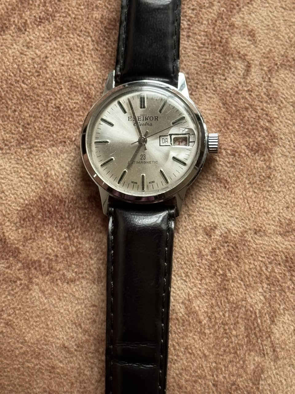 مجموعة ساعات للبيع
عدد 4
1/ اتوماتيك
3/ تكويك 
نظافة تامة 
شغل مضبوط 
تيتوس /مونديا/سور
سعر الكل 165 الف
يوجد توصيل لجميع المحافظات 
***********
