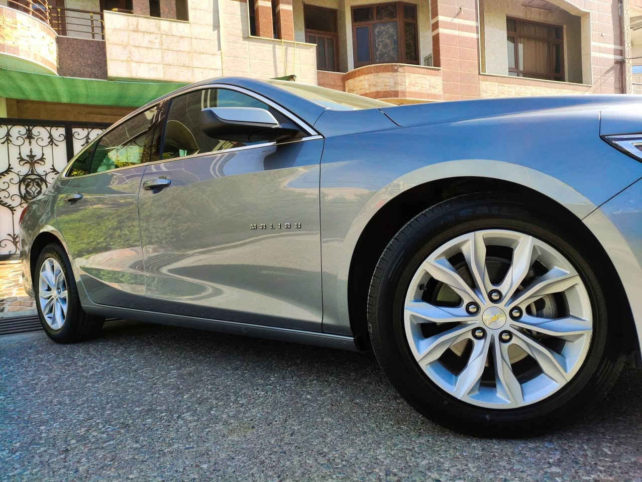 chevy malibu 2023 LT
رقم الشاصي _( 1G1ZD5ST3PF165928 )

شيفروليت ماليبو LT 
موديل _2023  _ رقم أربيل 
#مواصفات 
_{ LT _شغال عن البعد _كشن كهرباء_ هاند بريك كهرباء_تبريد ديجيتال _ تبريد قطعتين _ رادار تحديد المسار _ رادار مانع التصادم _ شاشة كبير _ ويل كب 17_ كشنات أمامي هيتر } يعنهي فول عدا البانوراما.(سلايد)

#عدادكيلومتر_ 78000 مايل

سيارة جديدة و بدون أي مصرف 
حجم المحرك _ 4 سلندر _1.5L turbo
حالة السيارة _ بدون صبغ _ بدون تبديل _ حادث خفيف جدآ _بجم كبس 
فقط بي تعديل في جاملغ خلفي جهة السائق (( بدون إرباك ))كلها سليمة 
 للأستفسار __ *********** واتساب و فايبر
