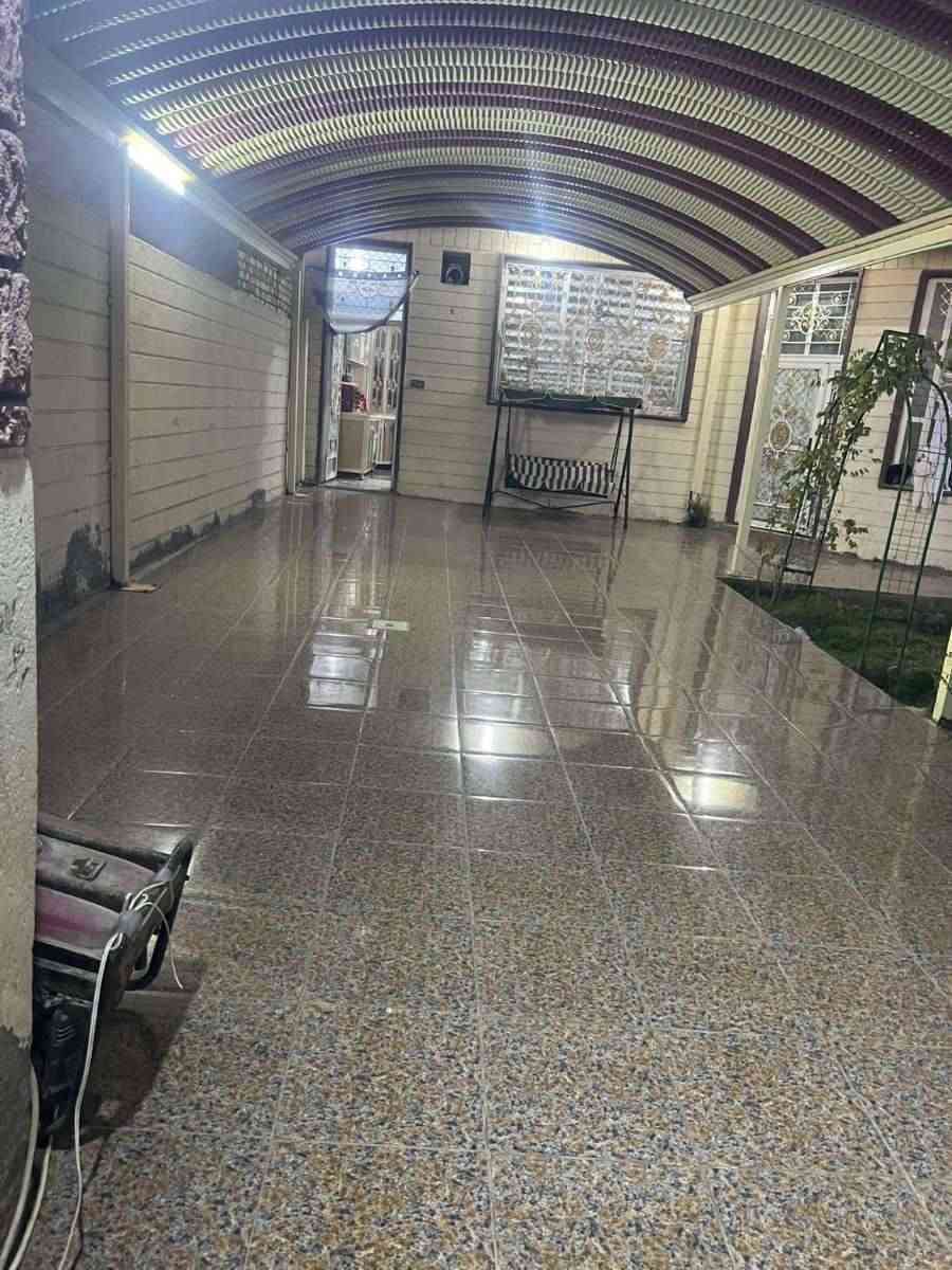 السلام عليكم دار للبيع مساحه 300 يحتوي على استقبال وهوال ومطبخ وغرفتين ومجمع صحي المكان حله شارع 30 السعر 138وبي مجال رقم الهاتف ***********
