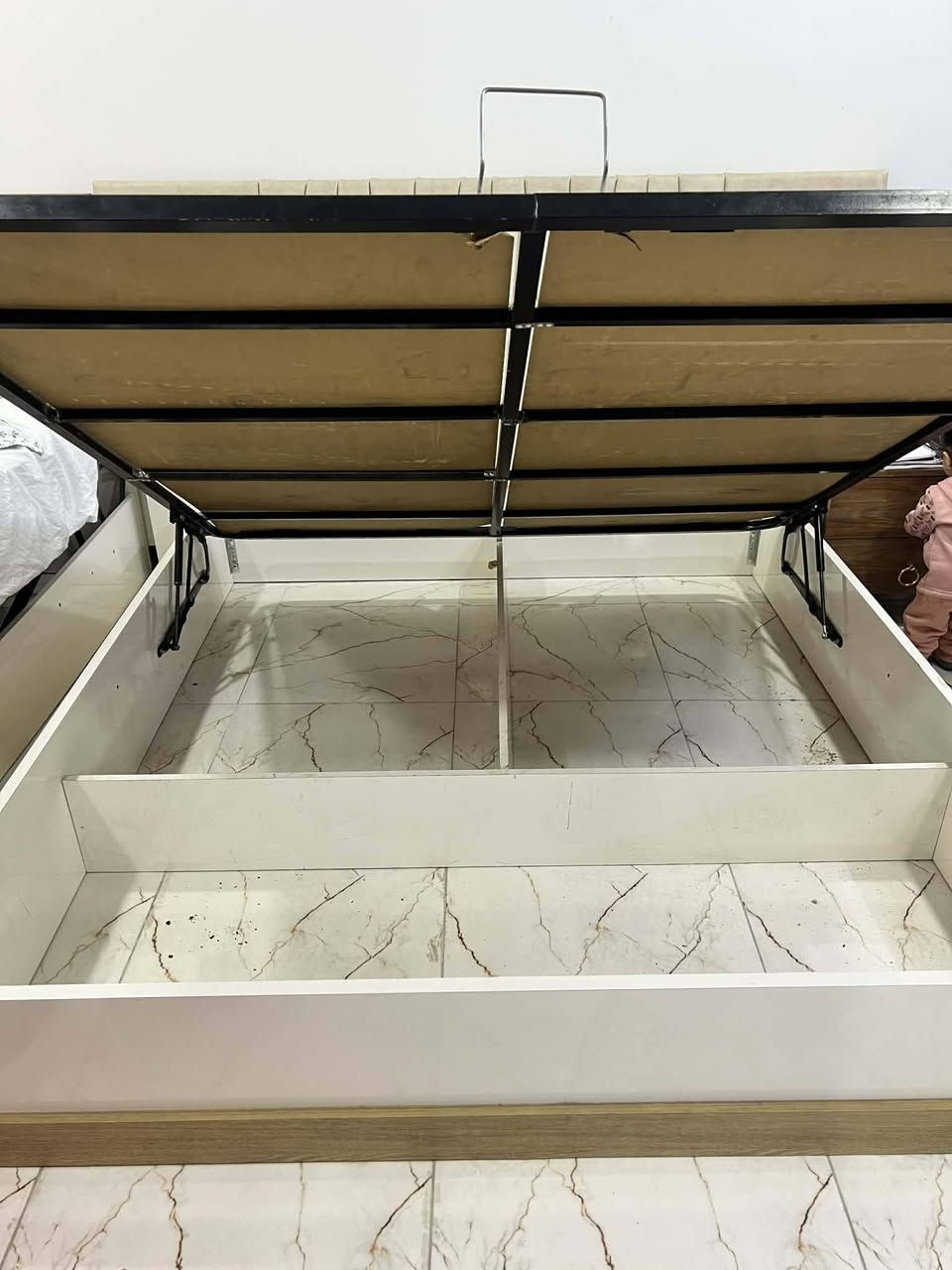 �
سرير مستخدم نظافة 90 /100
🛏️ المواصفات

 • تصميم عصري وأنيق يناسب جميع غرف النوم
 • لون هادئ (بيج + أبيض) يعطي فخامة وراحة
 • ظهر مبطن بقماش ناعم ومريح
 • هيكل قوي ومتين (حديد + خشب)
 • حجم دبل مناسب لشخصين
 • نظيف جداً وخالي من العيوب

📦 يحتوي على مخزن (Storage):

 • مساحة خزن كبيرة تحت السرير
 • نظام فتح سهل وعملي
 • مثالي لحفظ البطانيات، الملابس أو الأغراض
✨ المميزات

 • عملي ويوفر مساحة بالغرفة
 • شكل فخم ومرتب
 • جاهز للاستخدام
 • استخدام خفيف جدا
السعر خاص عنوان بغداد ابوغريب النصر والسلام


**إذا كنت صاحب هذا الإعلان وتريد حذفه لأي سبب، رجاءا أرسل رسالة إلى الدعم الفني**